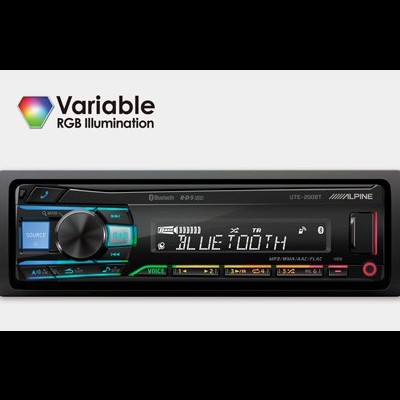 Rádio automóvel Alpine UTE-200BT com iluminação RGB e ecrã digital a mostrar 'BLUE TOOTH'