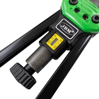 Ferramenta metálica preta e verde com botão preto e etiqueta JBM