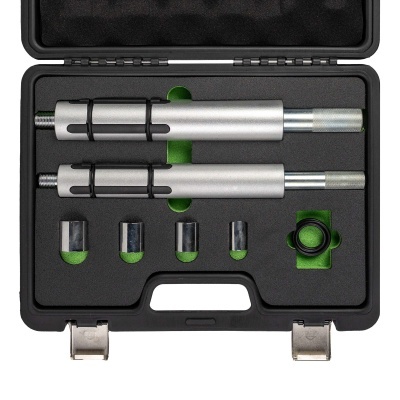 Estojo de ferramentas metálicas prateadas com acessórios cromados em interior preto e verde