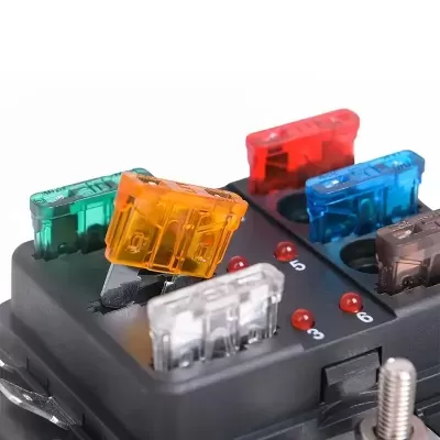 Conjunto de fusíveis automotivos coloridos numa caixa preta com LEDs numerados