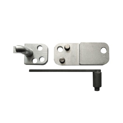 Conjunto de peças metálicas cinzentas com furos e pinos