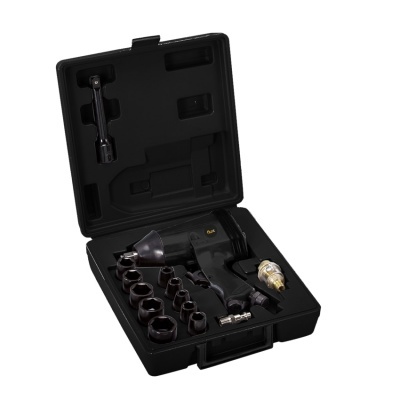 Conjunto de ferramenta pneumática preta com acessórios em estojo preto aberto