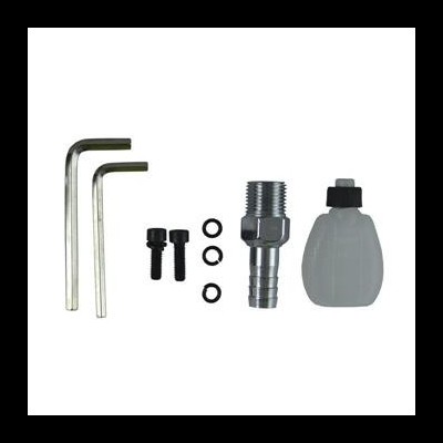 Conjunto de ferramentas e acessórios metálicos e de plástico sobre fundo branco