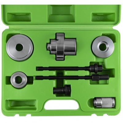 Ferramentas metálicas organizadas em caixa plástica verde