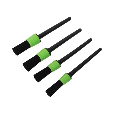 Conjunto de quatro pincéis de limpeza com cabo preto e suporte verde em fundo branco