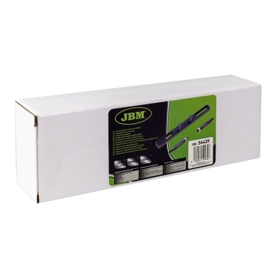 Caixa branca com etiqueta preta e verde da marca JBM que mostra uma ferramenta metálica comprida com cabo preto.