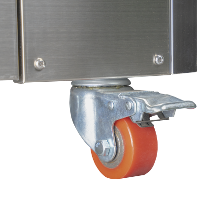 Roda giratória laranja com suporte metálico prateado fixado a estrutura metálica.