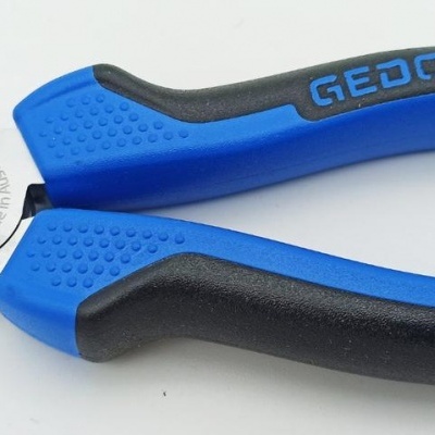 Alicate combinado com pega preta e azul e marca GEDORE