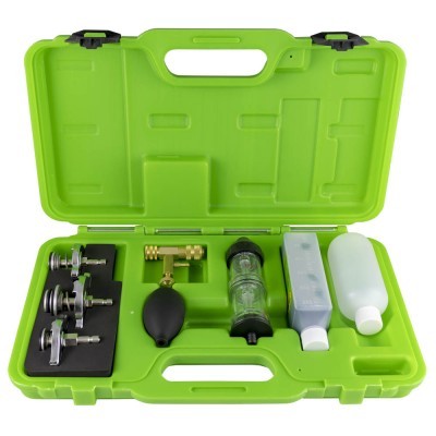 Estojo verde com ferramentas metálicas e frascos