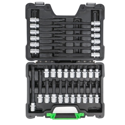 Estojo preto com alça verde cheio de chaves soquetes de metal prateado organizadas