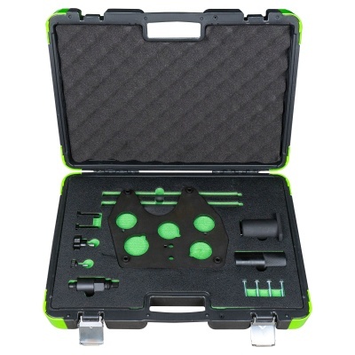 Estojo aberto com conjunto de ferramentas em preto e verde organizadas em espuma preta