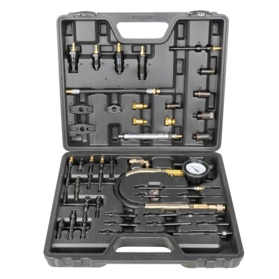 Estojo preto com conjunto de ferramentas e manómetro para teste automóvel.