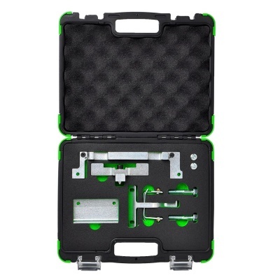 Conjunto de ferramentas de metal em caixa preta acolchoada com detalhes verdes