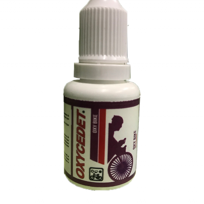 Frasco branco com rótulo vermelho e imagem de pessoa em cadeira de rodas