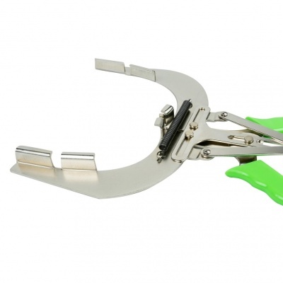 Alicate metálico prateado com cabo verde e mola preta