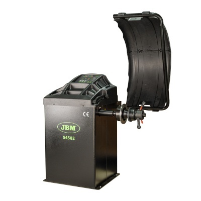 Máquina de equilíbrio de rodas JBM preta com tampa levantada e painel digital