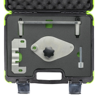 Conjunto de ferramentas metálicas num estojo preto acolchoado