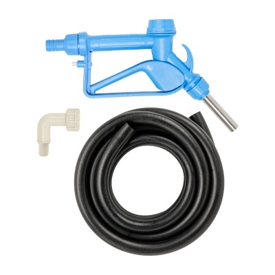 Bico de abastecimento azul, mangueira preta e ligação de plástico branco