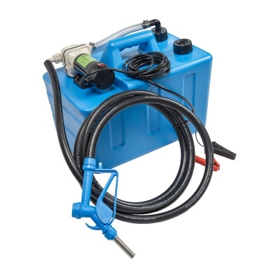 Depósito azul com bomba, mangueira e bico para transferência de líquidos