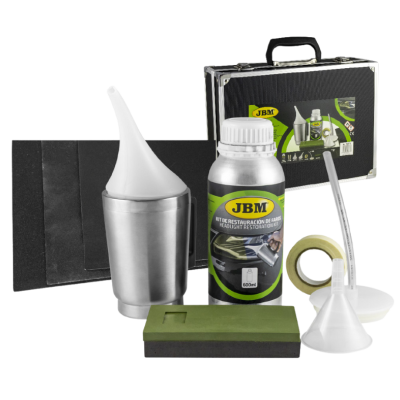 Conjunto de limpeza automóvel com garrafa, funil, esponja, panos, fita adesiva e bolsa preta.