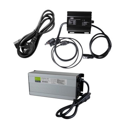 Componentes eletrónicos com cabos pretos, fonte de alimentação prateada e dispositivo preto em fundo branco