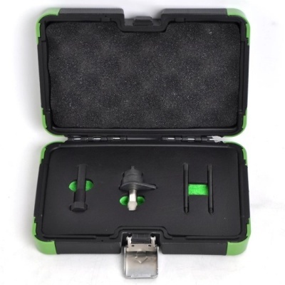 Estojo aberto preto e verde com peças metálica e pretas internas