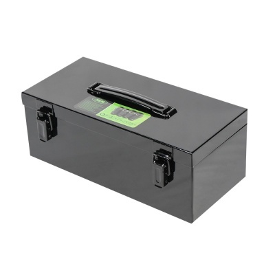 Caixa de ferramentas metálica preta com pega e trancas.