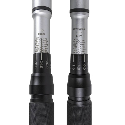 Duas chaves dinamométricas metálicas com cabo preto e marcações de torque.