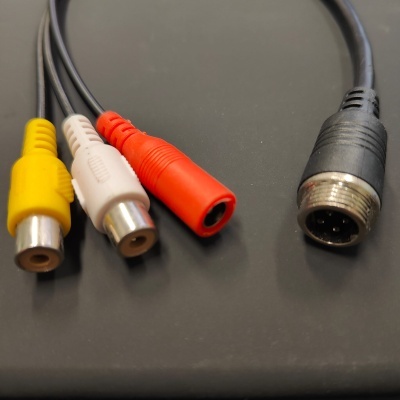 Cabo com conectores RCA amarelo, branco e vermelho e conector preto metálico de 5 pinos