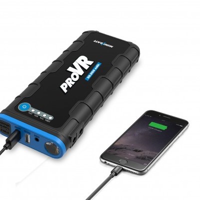 Power bank preto e azul a carregar smartphone num fundo branco