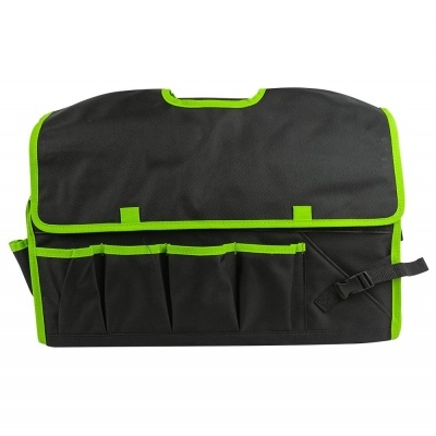 Saco organizador preto com detalhes verdes e bolsas frontais