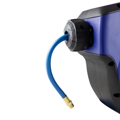 Rolo automático de mangueira azul e preto com mangueira azul