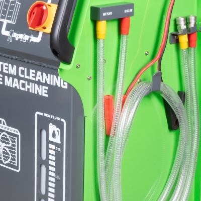 Máquina de limpeza de sistema com tubos transparentes e etiquetas