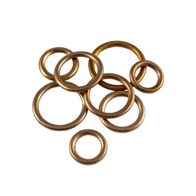 Conjunto de anéis metálicos dourados de vários tamanhos sobre fundo branco