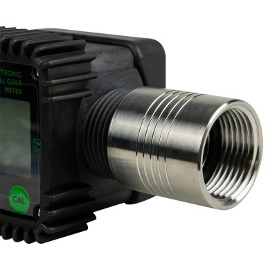 Dispositivo eletrônico preto com componente metálico cilíndrico e visor com texto verde