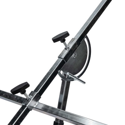 Ajuste de ângulo em máquina de corte metálica prateada com parafusos pretos.