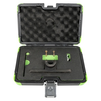 Estojo preto com cantos verdes e peças metálicas e de plástico no interior