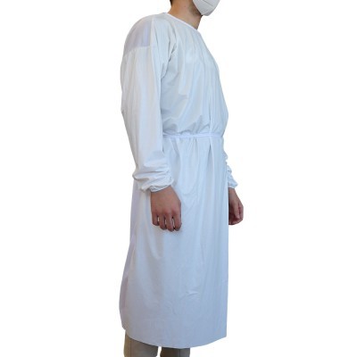 Bata branca de manga comprida com ajuste na cintura usada por pessoa com máscara branca