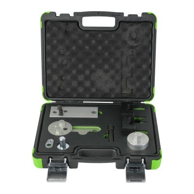 Estojo preto com bordas verdes aberto mostrando várias ferramentas metálicas organizadas em espuma preta.