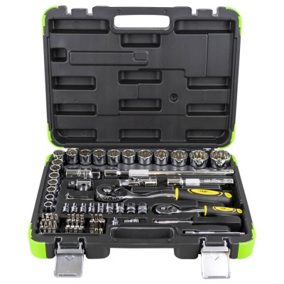 Conjunto ferramentas com caixa preta e verde, peças metálicas cromadas, punhos preto e amarelo.