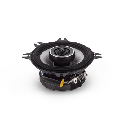 Coluna de som preta com detalhes metálicos em fundo branco