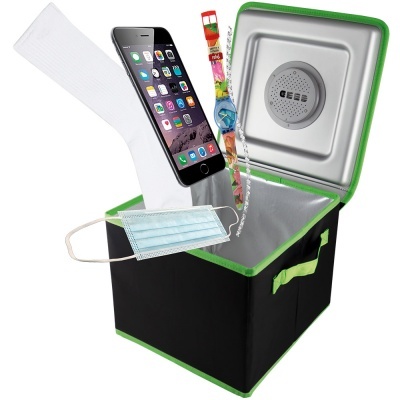 caixa térmica preta com detalhes verdes e vários objetos no interior e à volta