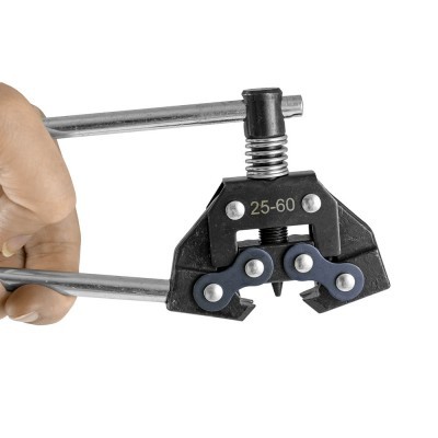 Ferramenta de corte de tubos com punhos metálicos e cabeça preta com inscrição 25-60