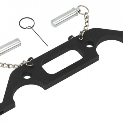 Suporte preto com argolas e pinos metálicos prateados