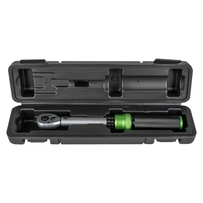 Chave de torque com cabo preto e verde numa caixa preta aberta