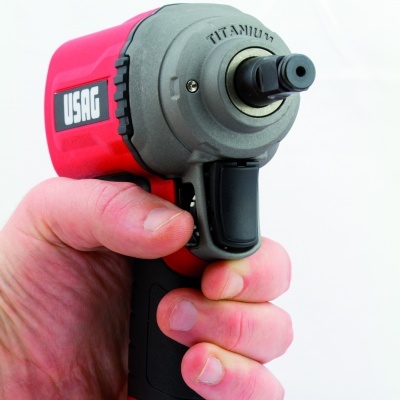 Ferramenta elétrica de impacto vermelha e preta com texto USAG e TITANIUM