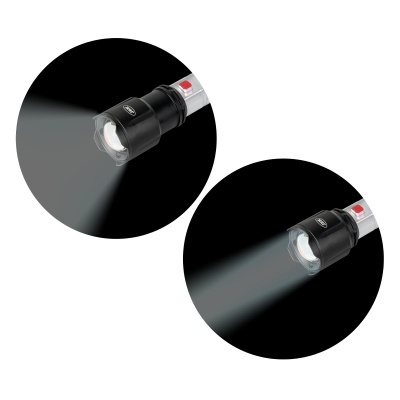 Duas lanternas pequenas com corpo preto, detalhes em prata e botão vermelho, projetando luz