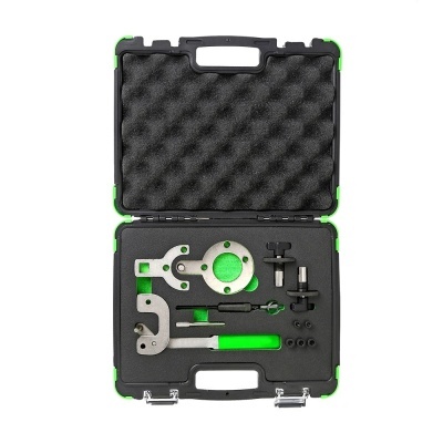 Conjunto de ferramentas em estojo preto com interior em espuma e peças verdes