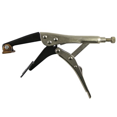 Alicates de pressão metálicos com mandíbulas pretas e parafuso de ajuste.