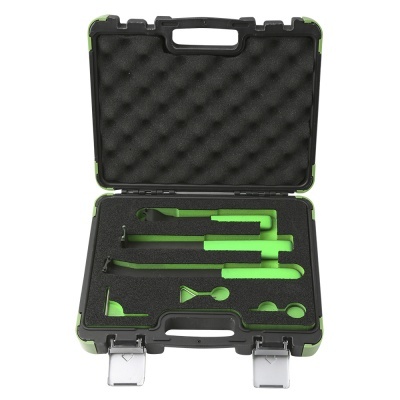 Conjunto de ferramentas verdes e pretas em mala almofadada preta aberta.